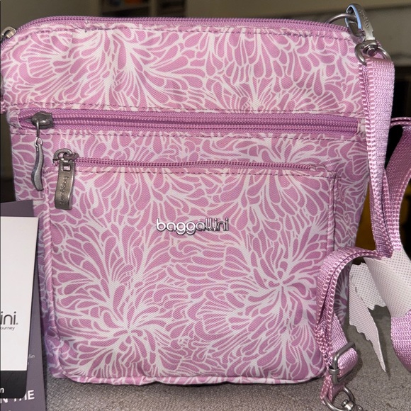 NWT, Baggallini modern pocket crossbody in an adorable pink print . - Picture 2 of 8